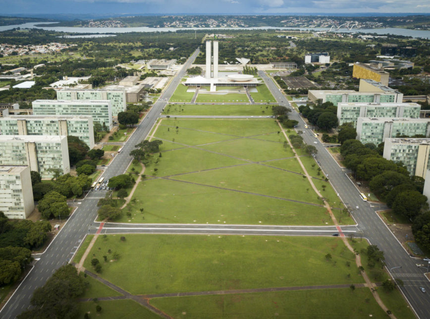Reforma administrativa aumenta poder do presidente e acaba com regime jurídico único